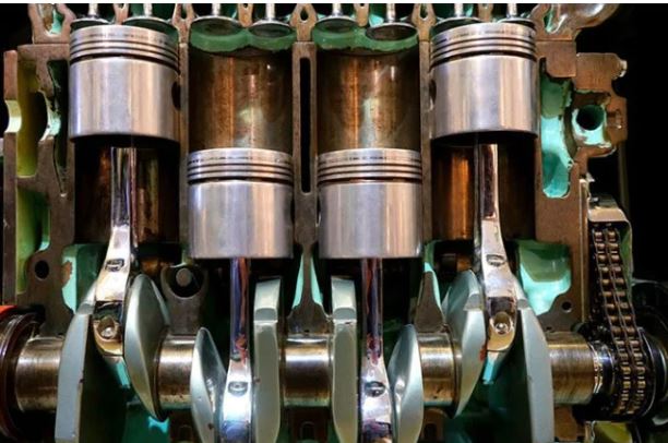 coupe de moteur thermique montrant pistons bielles et segmentation