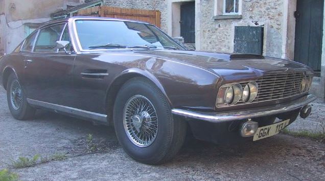 sortie de grange Aston Martin DBS 1970 coupé britannique voiture de collection