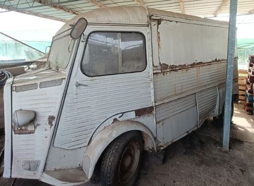 sortie de grange Citroën HY 1970 fourgon utilitaire ancien à restaurer