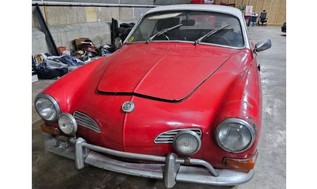 sortie de grange Volkswagen Karmann Ghia 1970 coupé vintage à restaurer