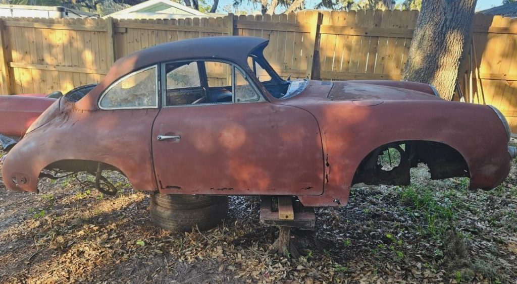 caisse de Porsche 356 abandonnée à restaurer