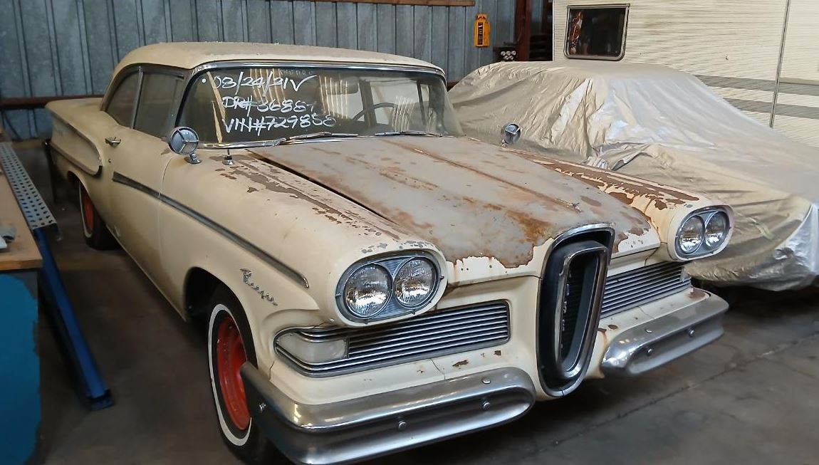 Ford Edsel Ranger Coupé 1958 retrouvé dans un garage avec carrosserie patinée