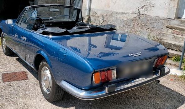 Peugeot 504 Cabriolet 1973 bleu stationné devant une maison