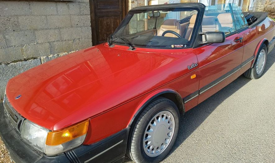 Saab 900 Turbo 16 Cabriolet rouge photographiée en extérieur