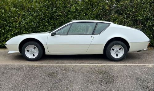 Alpine A310 V6 1978 blanche vue de profil, coupé sportif français des années 1970