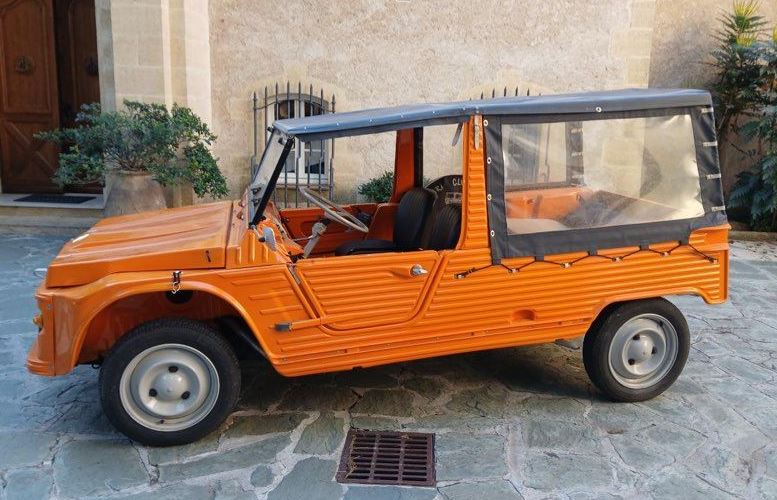 Citroën Méhari 4 places 1976 orange avec capote noire retrouvée en bon état