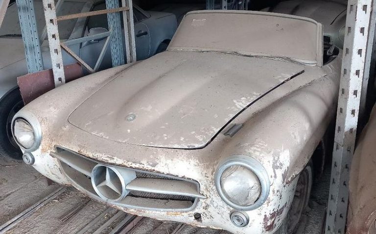 Mercedes 190 SL 1955 couverte de poussière retrouvée dans un garage après des années d’abandon