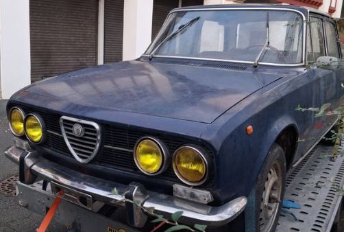 Alfa Romeo 2000 berline 1975 abandonnée retrouvée en sortie de grange