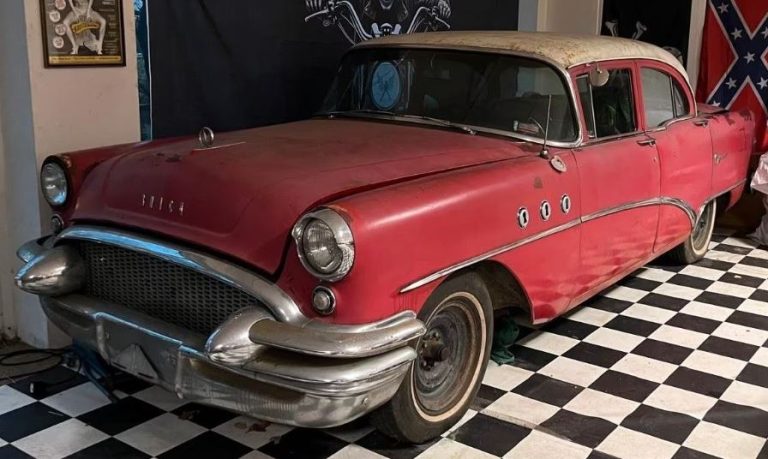 Buick Special quatre portes 1955 retrouvée en sortie de grange berline américaine années 1950