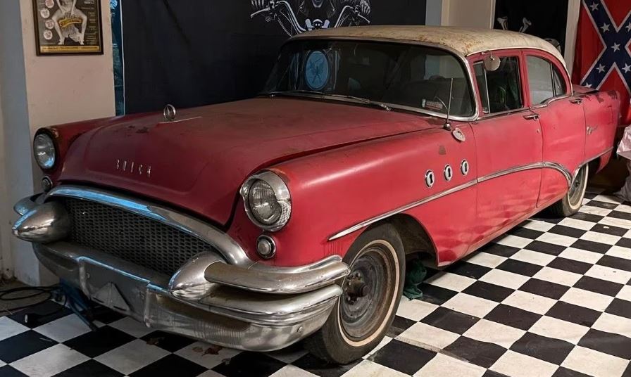 Buick Special quatre portes 1955 retrouvée en sortie de grange berline américaine années 1950