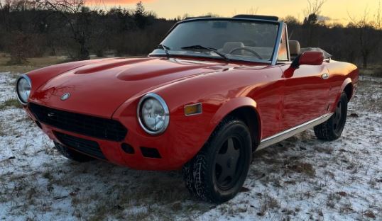Fiat 124 S Spider 1978 cabriolet italien retrouvé après des années d’immobilisation