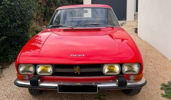 Peugeot 504 Coupé 1970 rouge classique française à rafraîchir