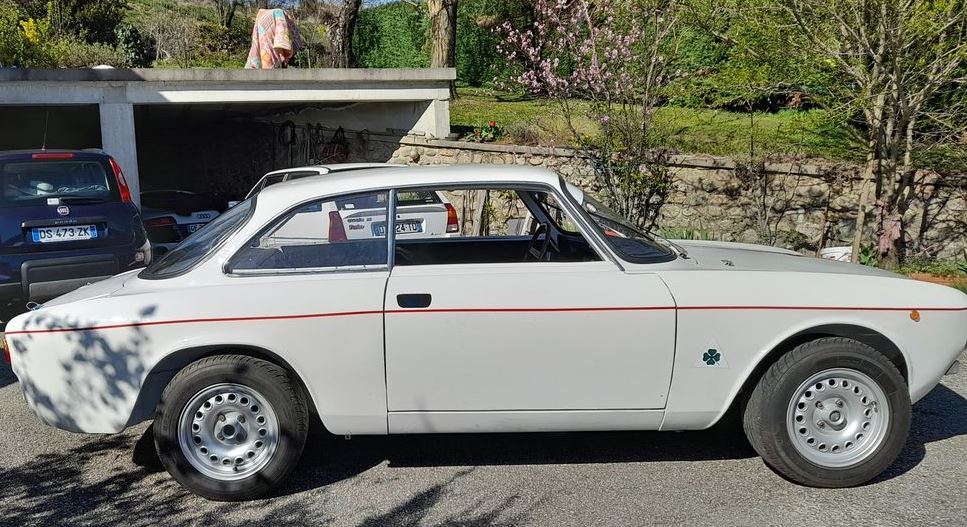 Alfa Romeo Giulia GT 2000 coupé blanc stationné en extérieur en bon état