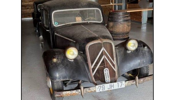 Citroën Traction Avant 11BL 1955 noire dans son jus exposée en intérieur