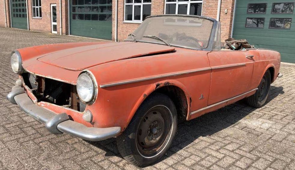 Fiat 1500 cabriolet ancien à restaurer avec carrosserie patinée et rouille visible