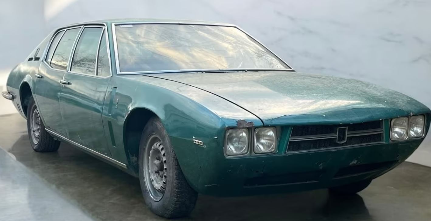Iso Rivolta Fidia 4S berline italienne rare retrouvée en sortie de grange