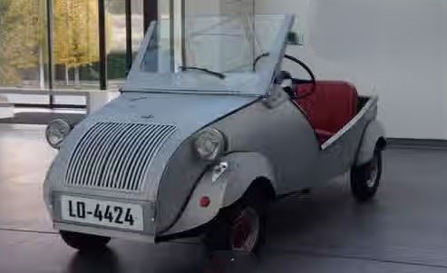 Biscuter Voisin 1956 microcar gris avec intérieur rouge dans un état restauré