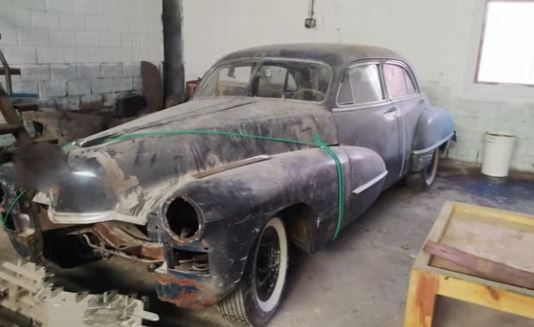 Cadillac Série 62 1947 abandonnée dans une grange avec carrosserie poussiéreuse