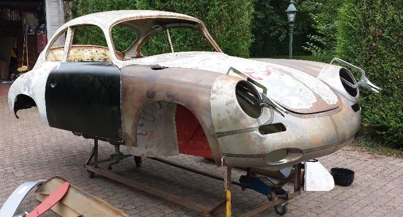 Porsche 356 B 1600 1963 en restauration sortie de grange avec carrosserie nue