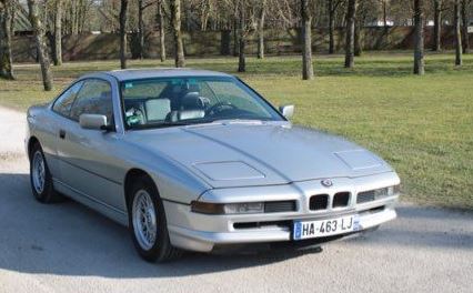 BMW 850i 1991 abandonnée en extérieur dans une sortie de grange