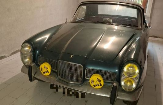 Facel Vega Facellia 1963 stockée dans un garage avec phares jaunes