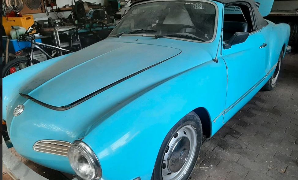 Volkswagen Karmann Ghia cabriolet 1973 bleu retrouvé dans un atelier