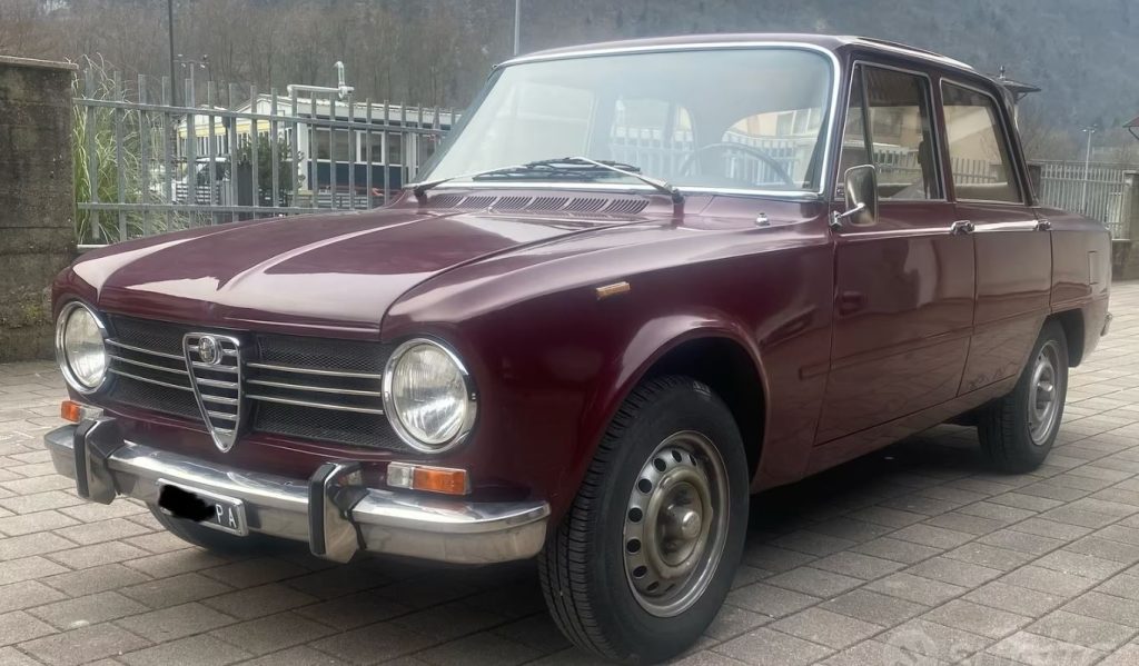 Alfa Romeo Giulia 1300 ti berline italienne ancienne en bon état extérieur