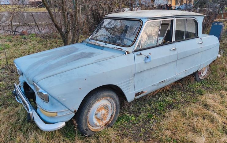 Citroën Ami 6 1970 abandonnée sortie de grange avec carrosserie patinée