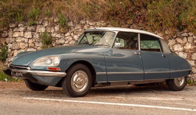 Citroën DS 23 ie Pallas 1974 bleue vue de profil sur route