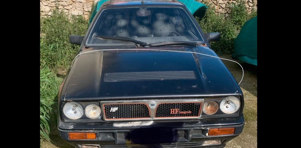 Lancia Delta HF Integrale 8V 1988 noire de face en état sortie de grange