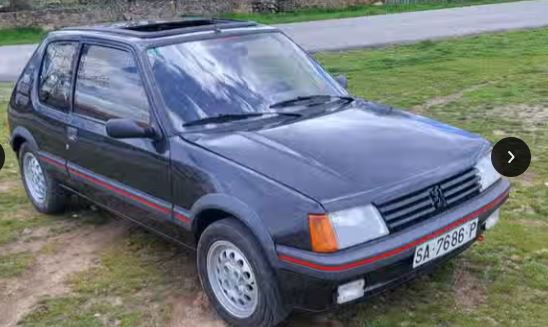 Peugeot 205 GTI 1987 noire vue trois quarts en extérieur