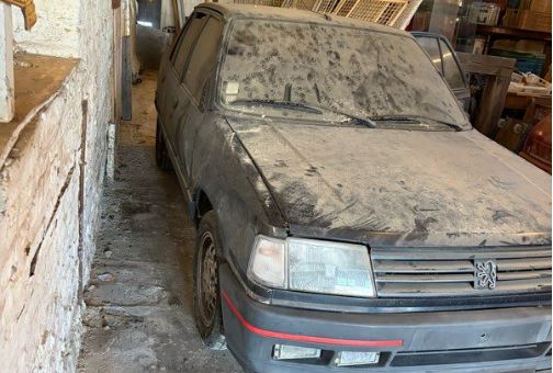sorties de grange Peugeot 309 GTI 1988 poussiéreuse stockée grange voiture oubliée