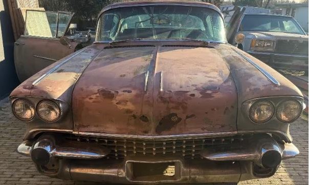 Cadillac Coupé De Ville 1958 rouillée retrouvée lors d’une sortie de grange