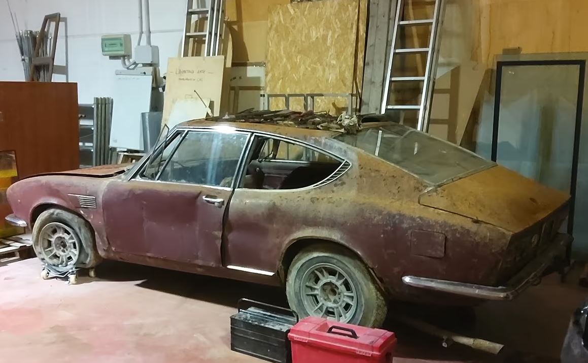 Fiat Dino Coupé 2.0 abandonnée dans un garage lors d’une sortie de grange