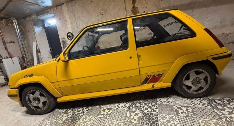 Renault 5 GT Turbo 1986 abandonnée dans un garage lors d’une sortie de grange