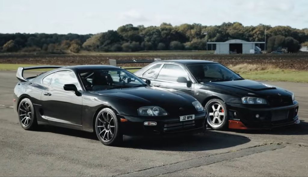 Toyota Supra MK4 et Nissan Skyline R34 côte à côte sur piste