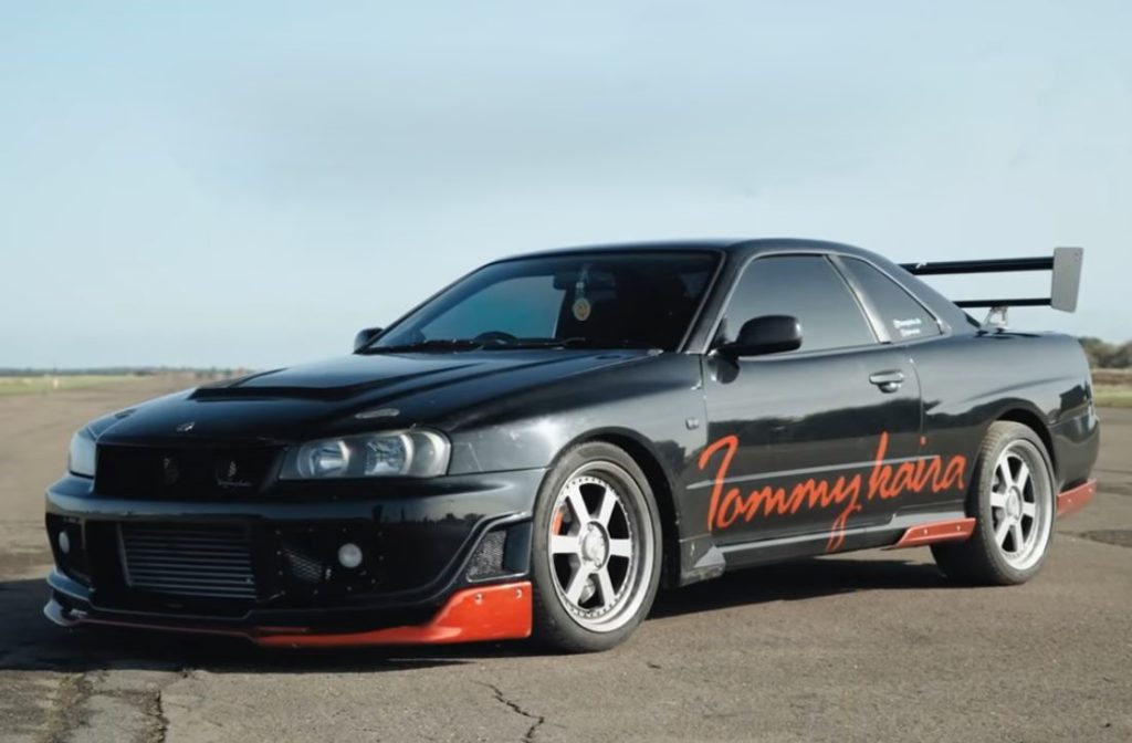 Nissan Skyline R34 vue de profil version préparée style GT-R