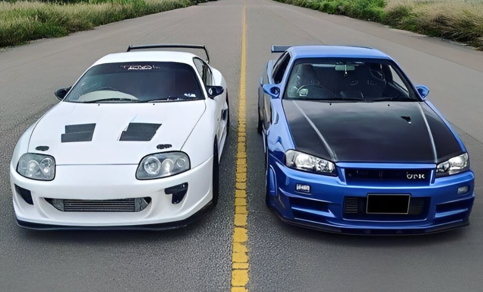 Toyota Supra MK4 et Nissan Skyline R34 face à face sur route