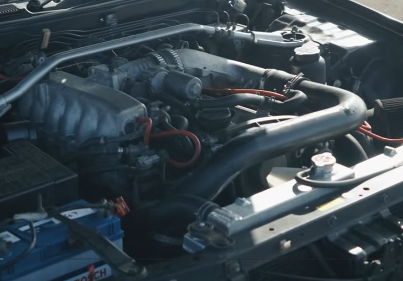 Moteur RB26 Nissan Skyline R34 avec système bi-turbo visible