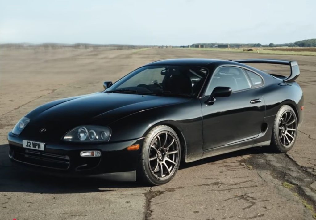 Toyota Supra MK4 vue de profil sur piste avec aileron arrière