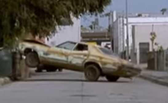 Ford Gran Torino du Dude accidentée dans une scène du film The Big Lebowski