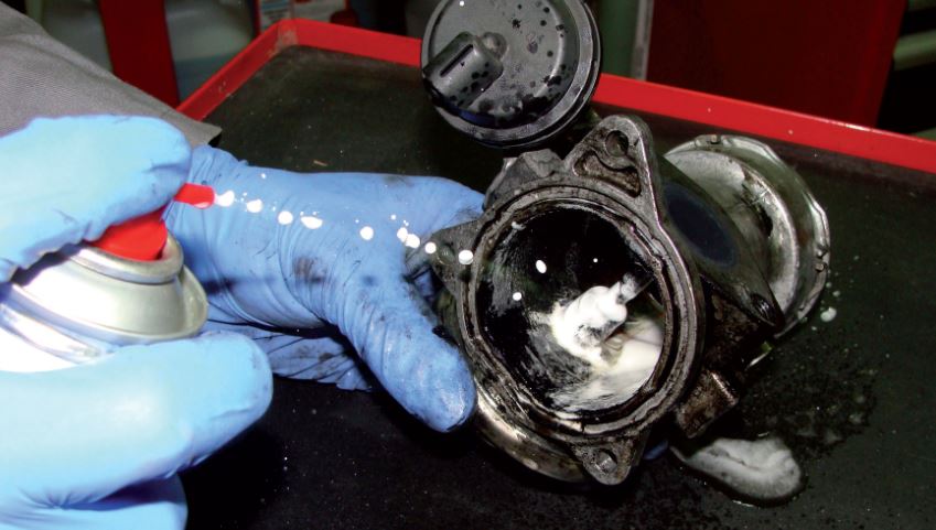 nettoyage vanne EGR encrassée avec produit dégraissant démontage entretien