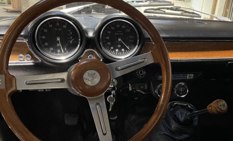 Tableau de bord Alfa Romeo Giulia GT Junior avec compteurs Veglia et volant bois