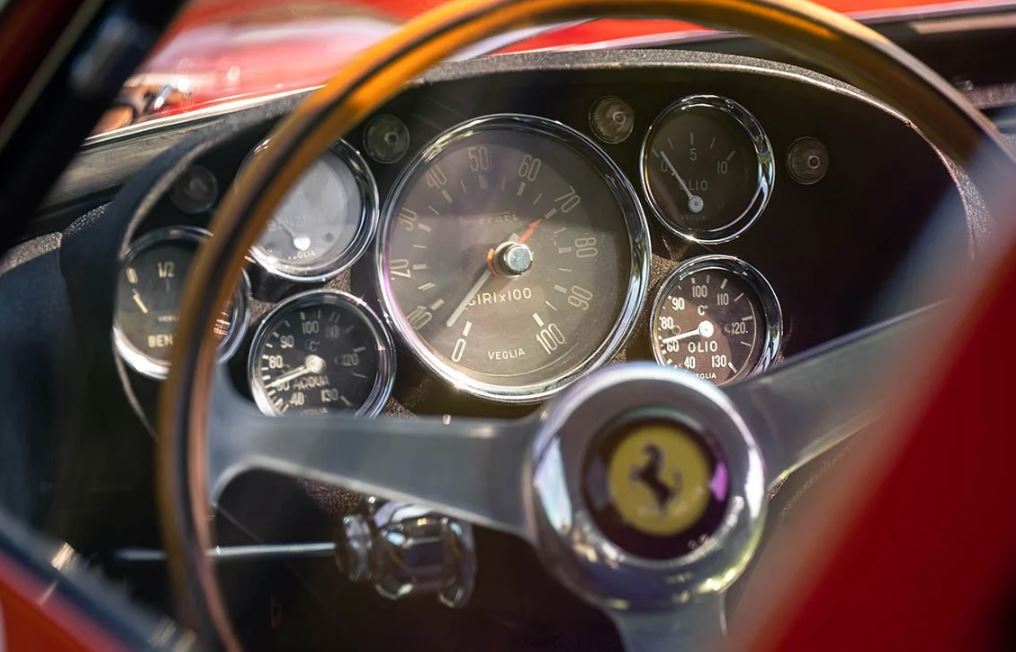 Tableau de bord Ferrari 250 GTO avec compteurs Veglia et volant bois