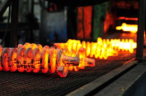 Vilebrequin en cours de forge à chaud dans une chaîne de production industrielle