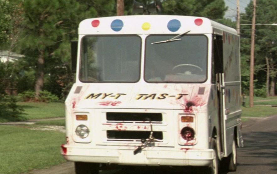 camion de glaces ensanglanté dans Maximum Overdrive attaquant des passants