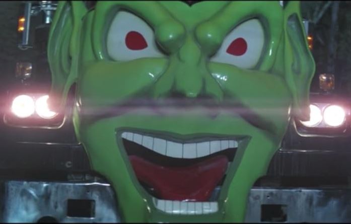 camion Green Goblin de Maximum Overdrive apparaissant dans une scène nocturne