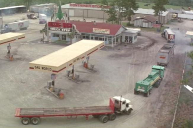 camions encerclant le Dixie Boy Truck Stop dans Maximum Overdrive