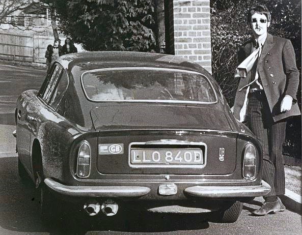 Paul McCartney devant son Aston Martin DB6 dans les années 1960
