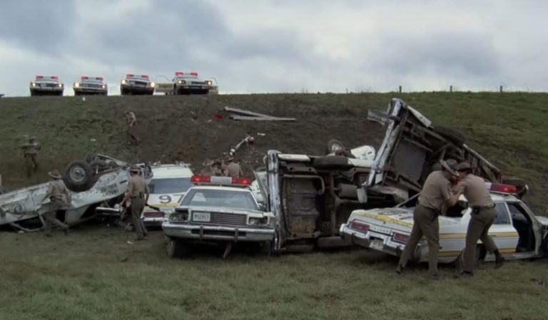 Voitures de police américaines accidentées empilées dans une scène du film Blues Brothers